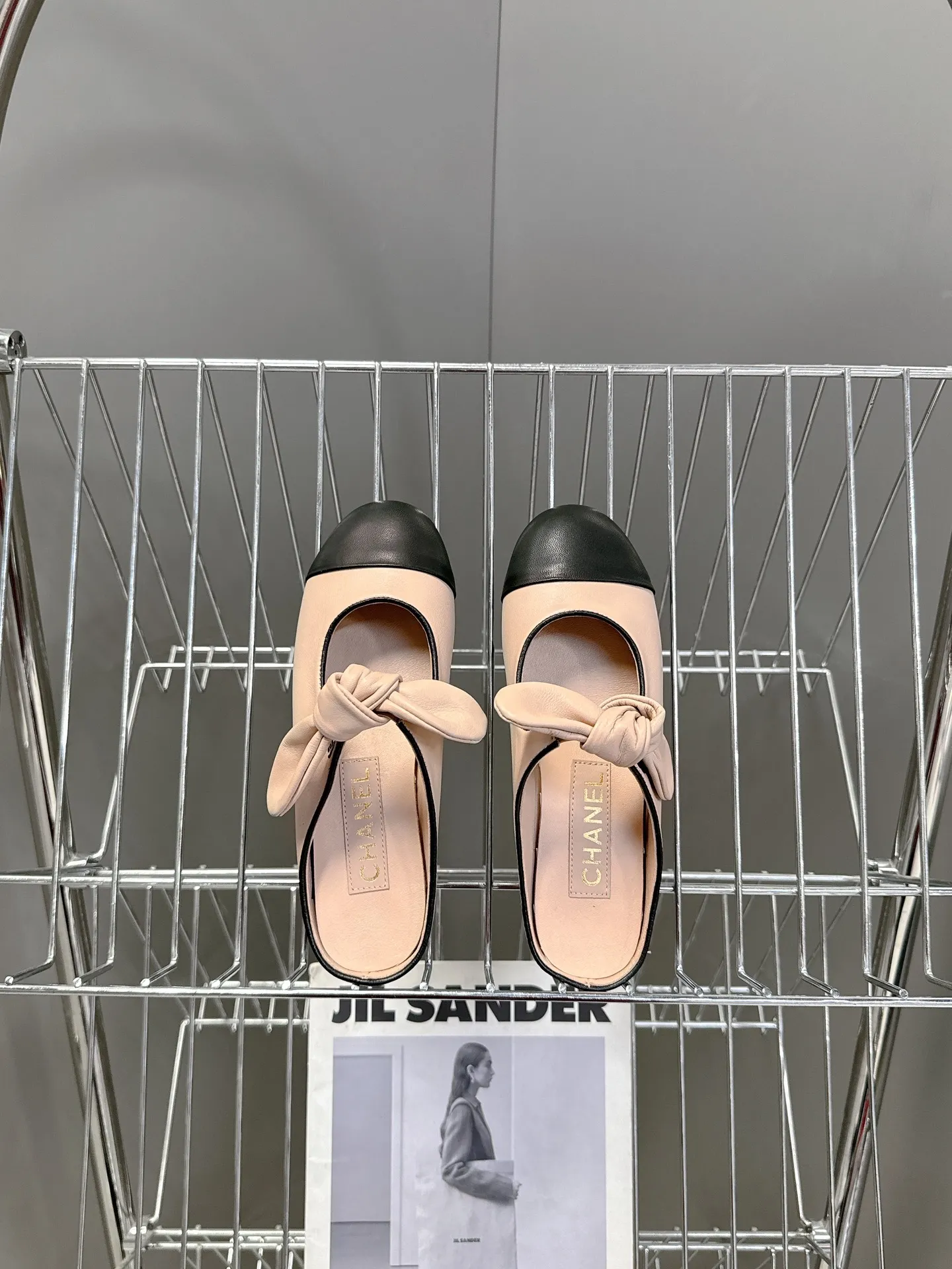 👟👟Ex-factory price 540👟👟 CHANEL Chanel Bow Elastic Strap Flat Shoes Bow Mary Jane shoes are so popular at first sight that you can wear them freely according to the weather changes! Put on socks to instantly transform into cute shoes for spring and summer! Transform into a magical princess in seconds 👸The upper is made of mixed sheepskin and tiptoe silk sheepskin. The foot feels super comfortable. The leather is very soft and skin-friendly. The genuine leather outsole imported from Italy Size: 35-41 (40 41 customized)